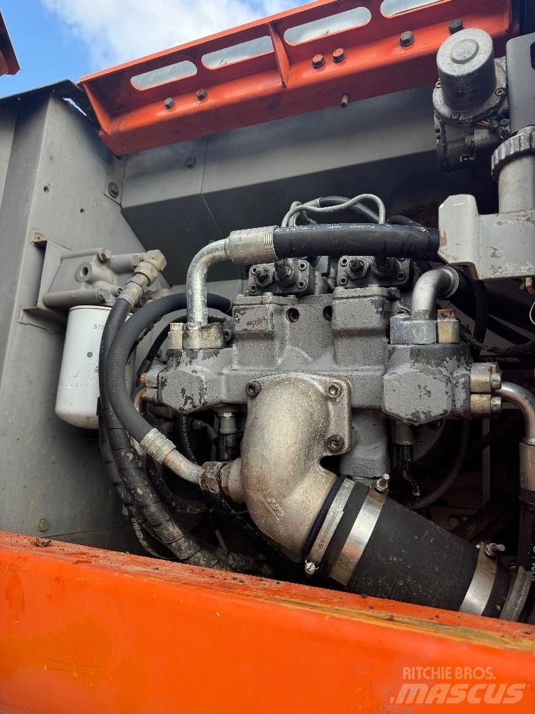 Hitachi ZX 210 Гусеничні екскаватори