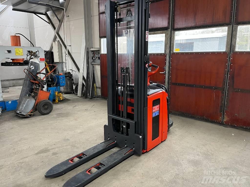 Linde L14AP Самохідні електроштабелери