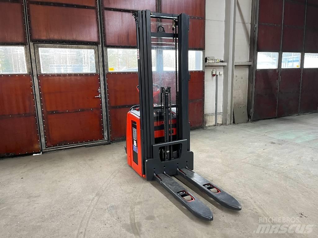 Linde L14AP Самохідні електроштабелери