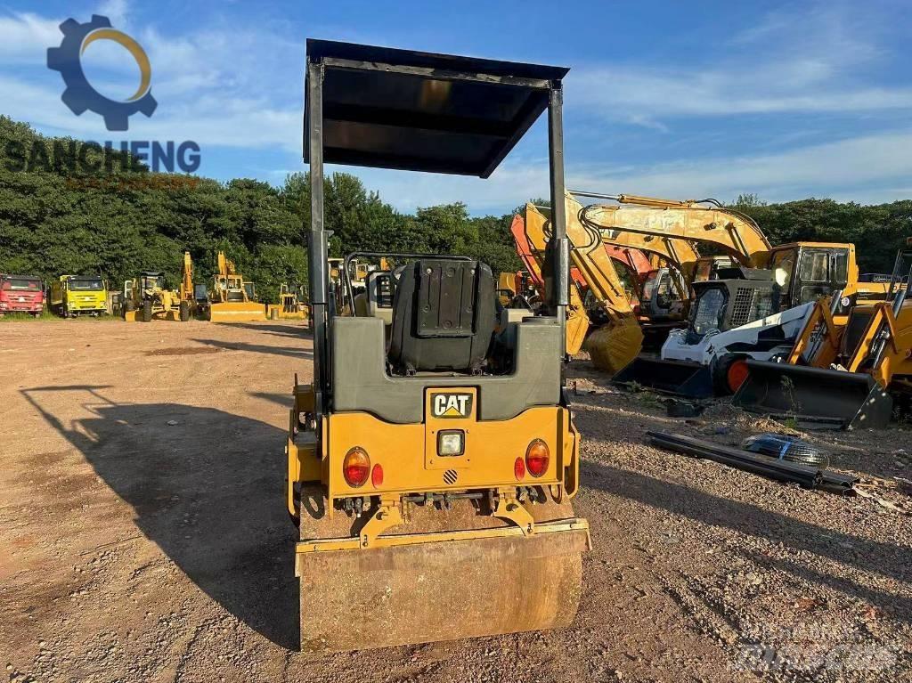 CAT CB24B Котки тротуарні