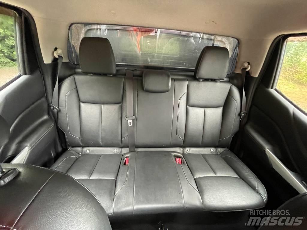 Nissan Navara Пікапи / Бічне розвантаження