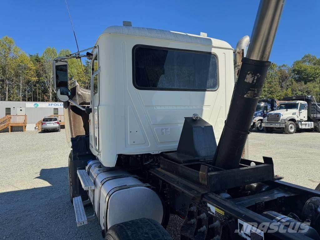 Mack GU713 Самоскиди