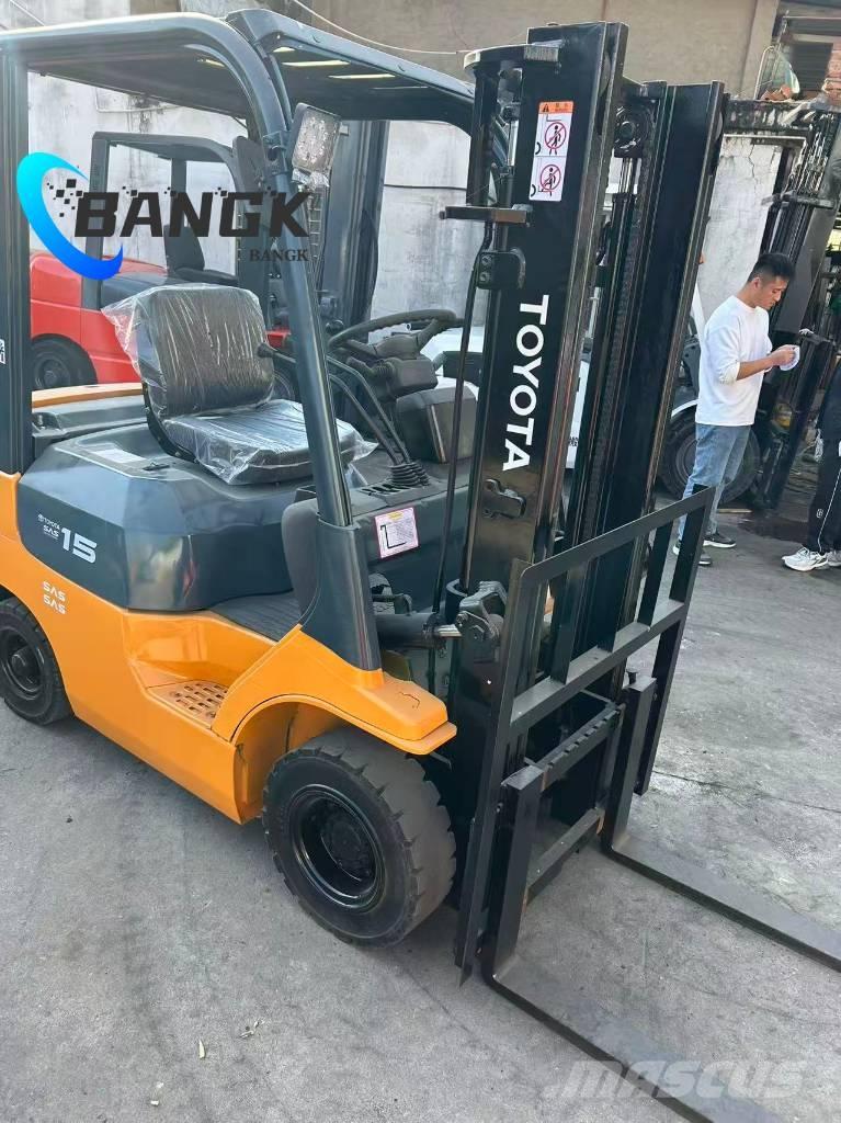 Toyota 15 Дизельні навантажувачі