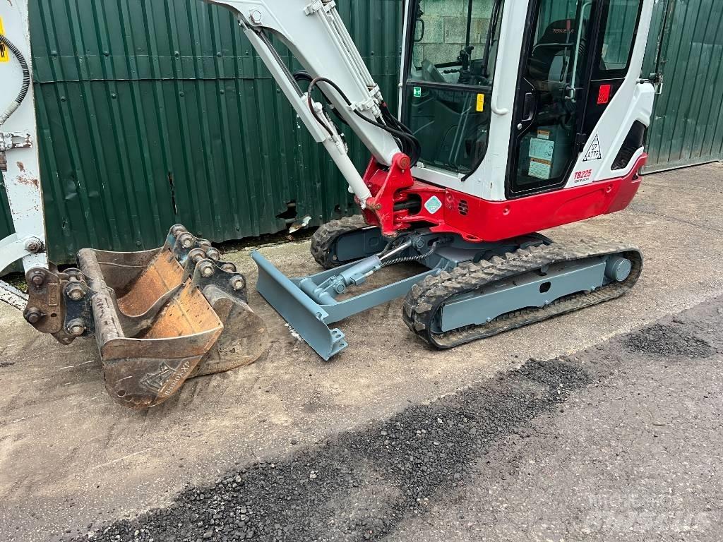 Takeuchi TB225 Міні-екскаватори < 7т