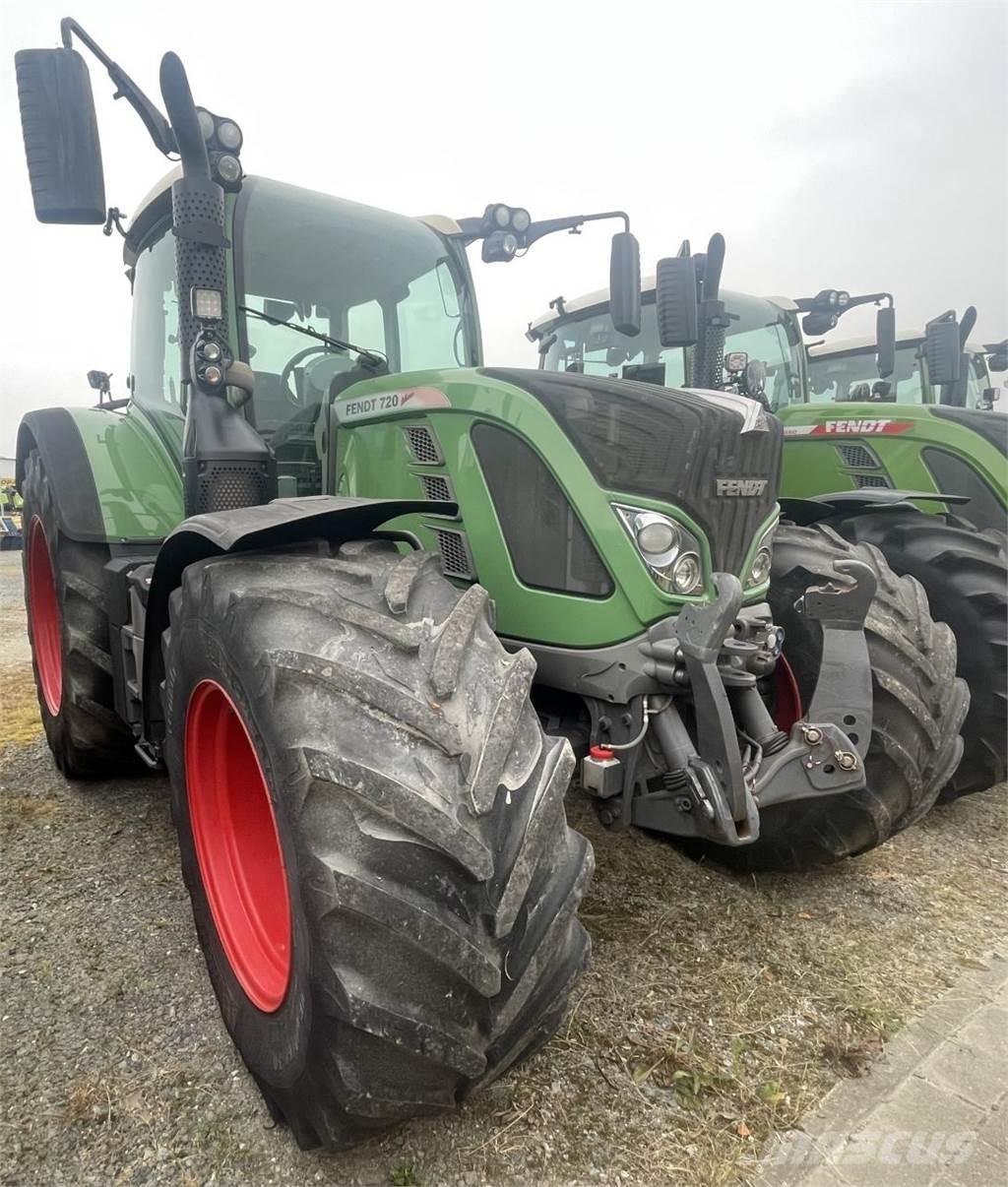 Fendt 820 Vario Трактори