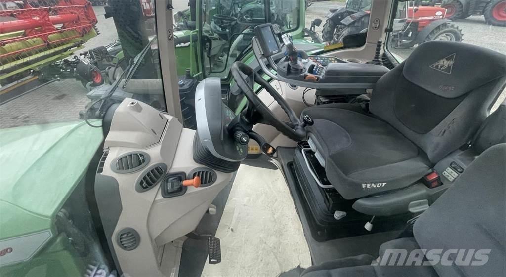 Fendt 820 Vario Трактори