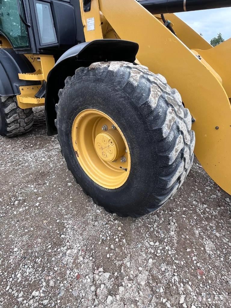 CAT 908M Фронтальні навантажувачі