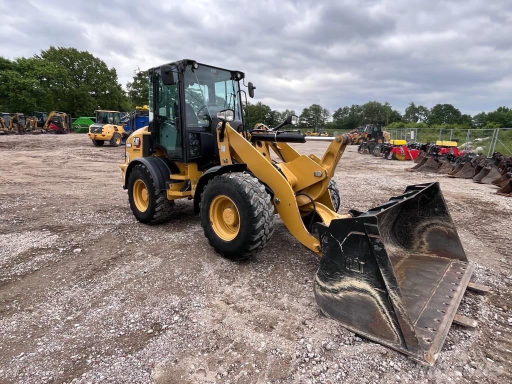 CAT 908M Фронтальні навантажувачі