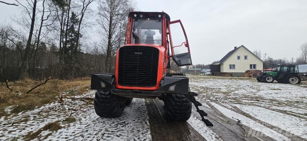 Komatsu 835 Форвардери