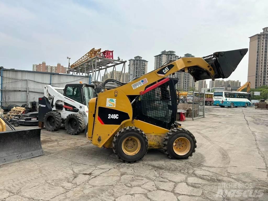 CAT 246 C Міні-навантажувачі