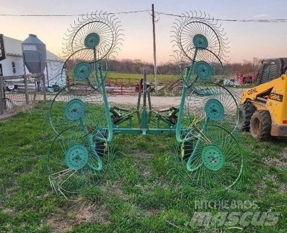 John Deere 702 Граблі і сінозворушувачі