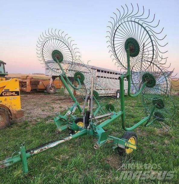 John Deere 702 Граблі і сінозворушувачі