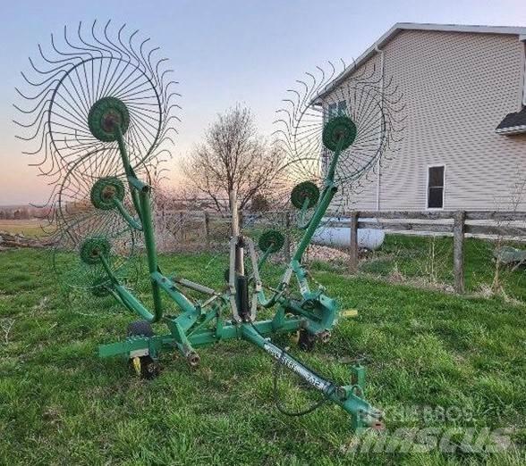 John Deere 702 Граблі і сінозворушувачі