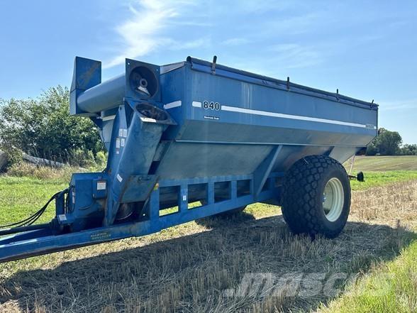 Kinze 840 Причепи перевантажувачі зерна