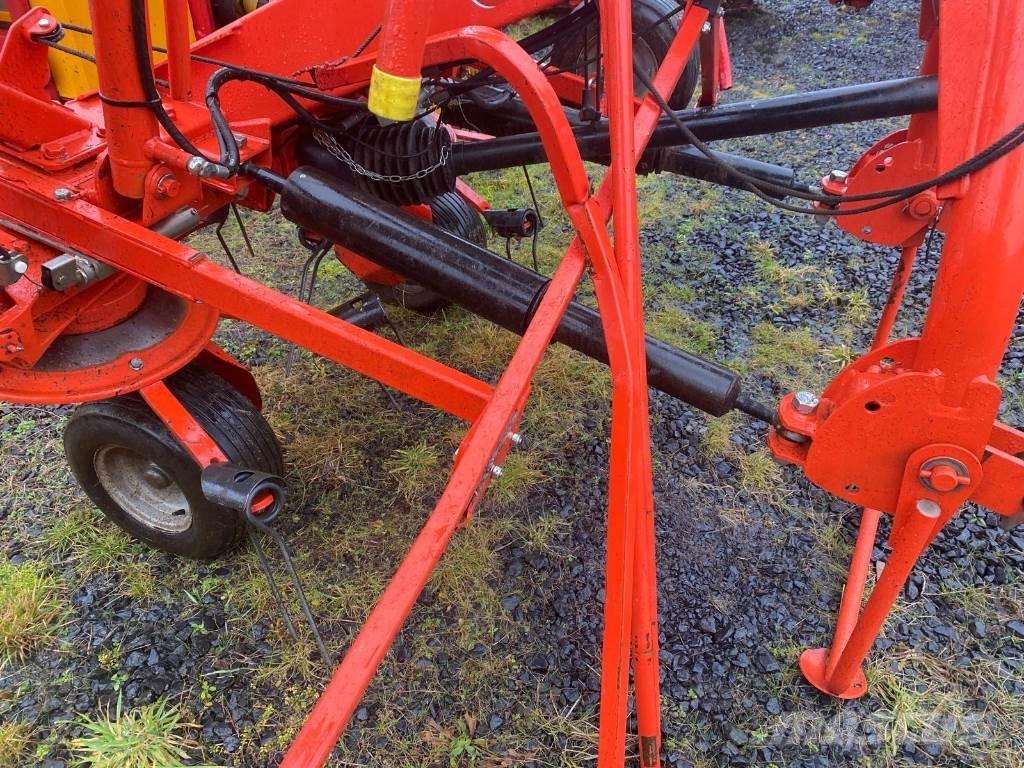 Kuhn GF8702 Граблі і сінозворушувачі