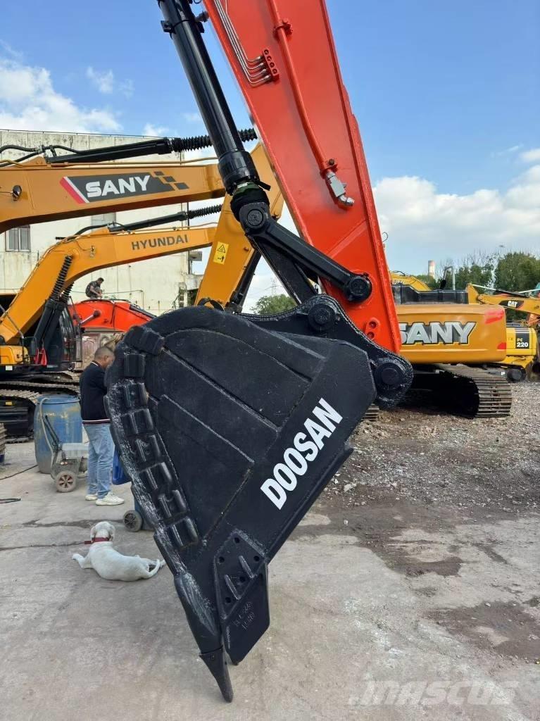 Doosan DX300LC Гусеничні екскаватори