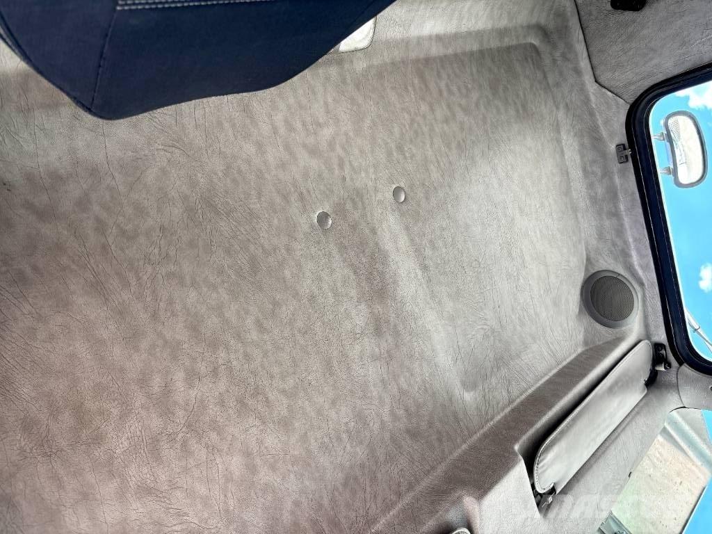 Kenworth T 300 Тягачі