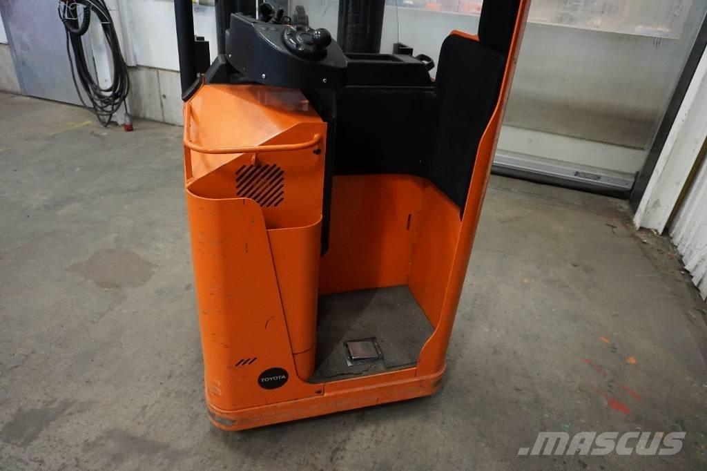 Toyota SSE135L Самохідні електроштабелери