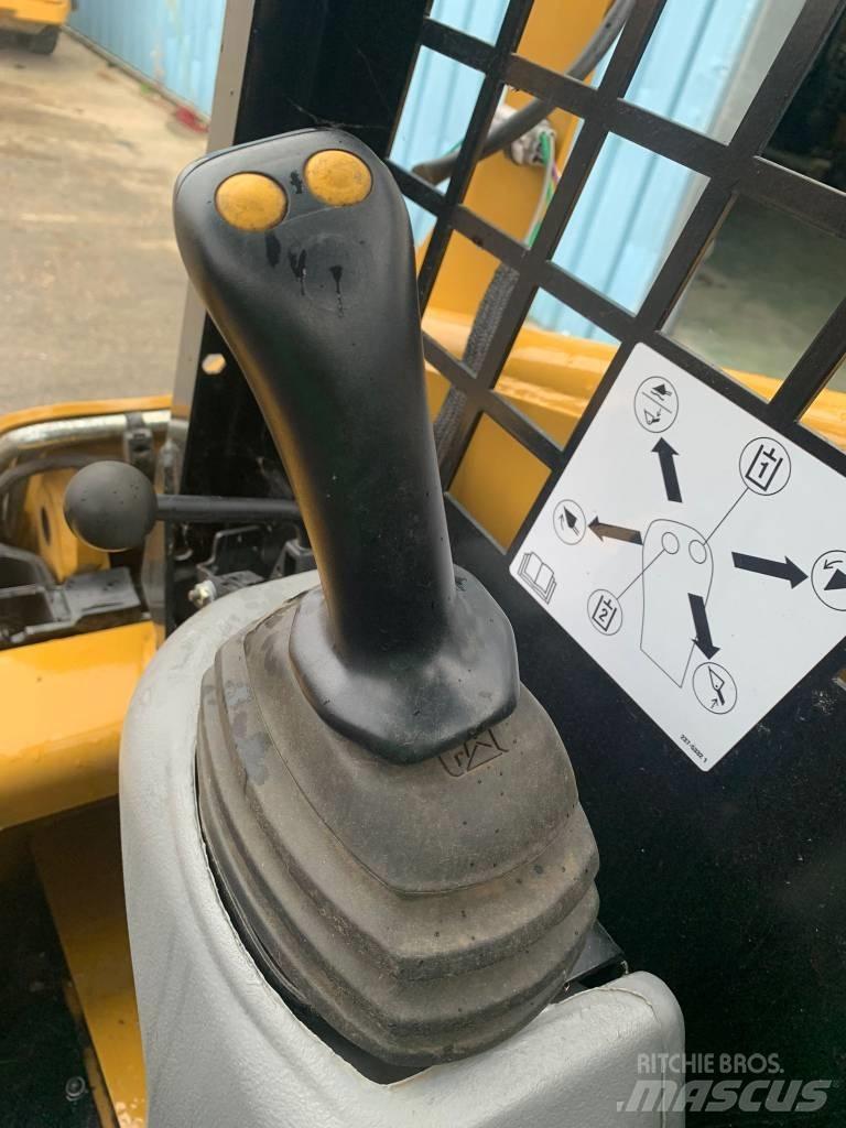 CAT 216 B 3 Малі навантажувачі