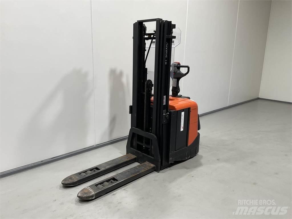 BT SPE125L Самохідні електроштабелери