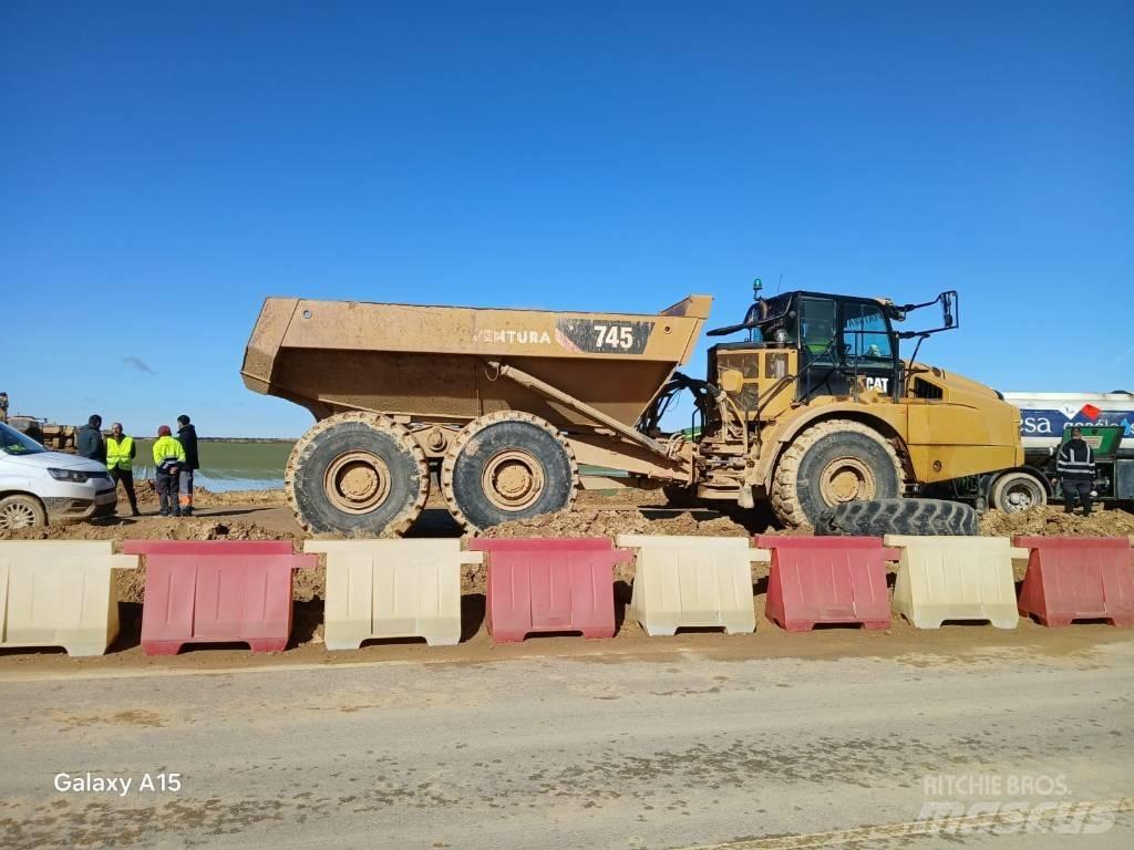 CAT 745 Зчленовані самоскиди