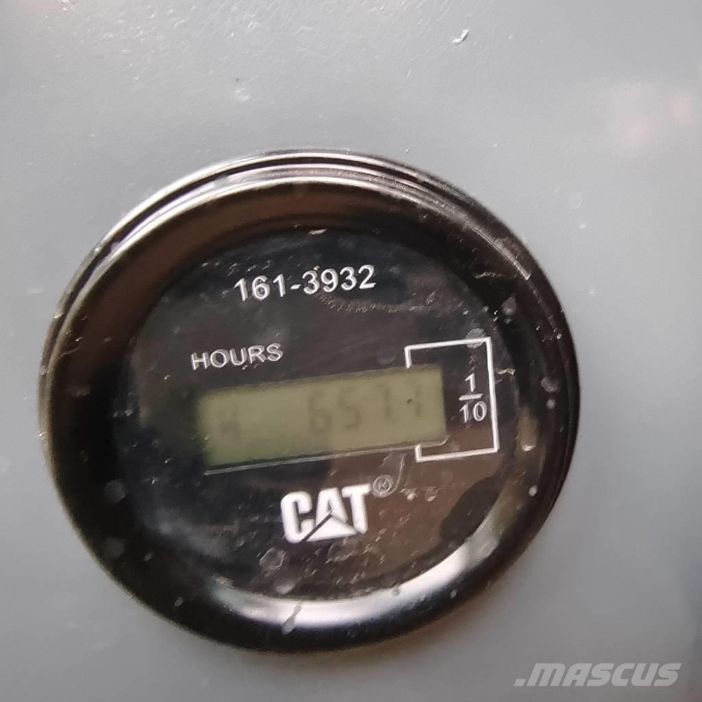 CAT 320 D2L Гусеничні екскаватори