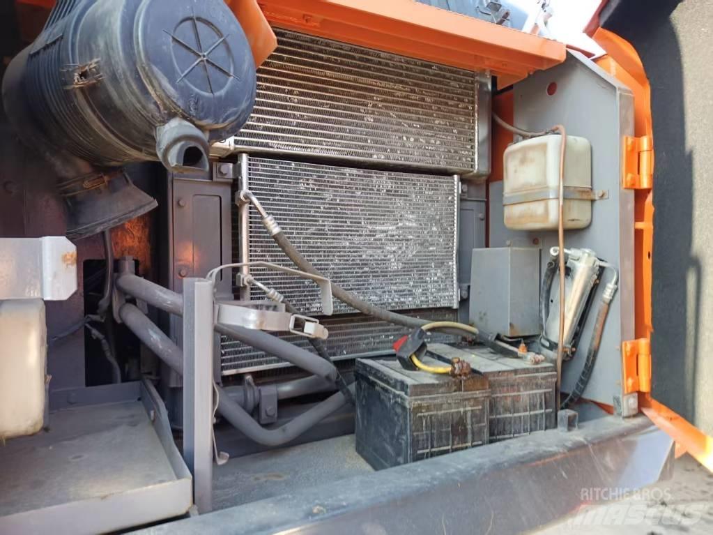 Hitachi ZX160 Гусеничні екскаватори