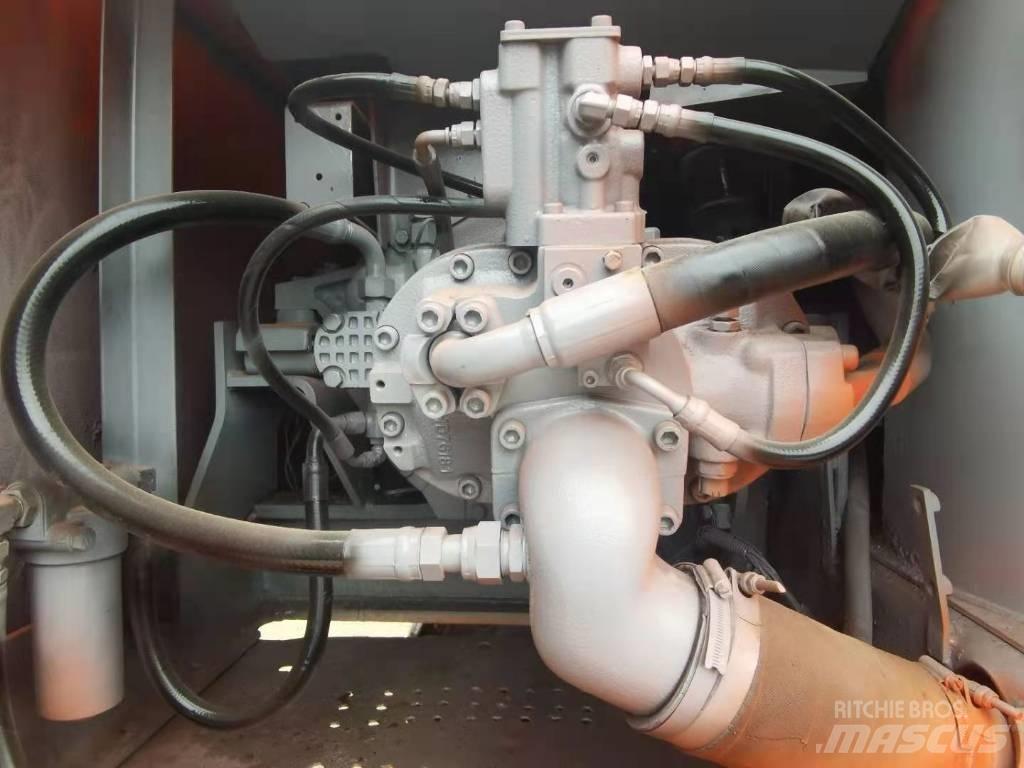 Hitachi EX 200 Гусеничні екскаватори