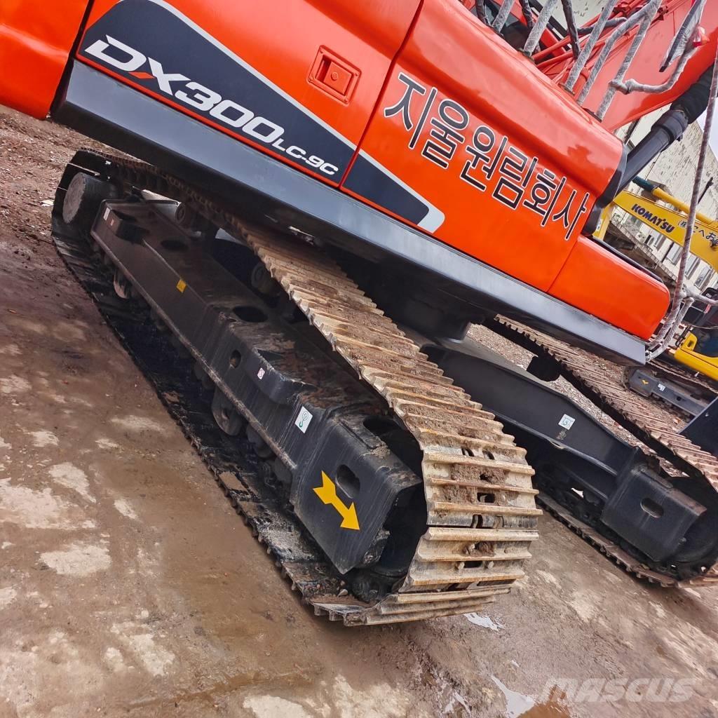 Doosan DX 300LC Гусеничні екскаватори
