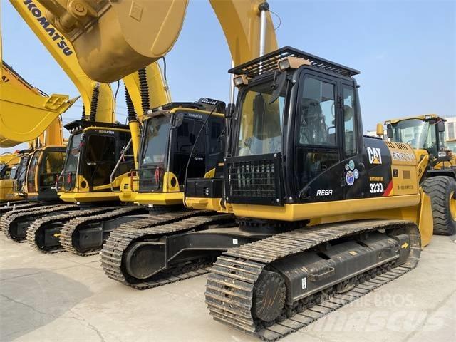 CAT 323 D L Гусеничні екскаватори