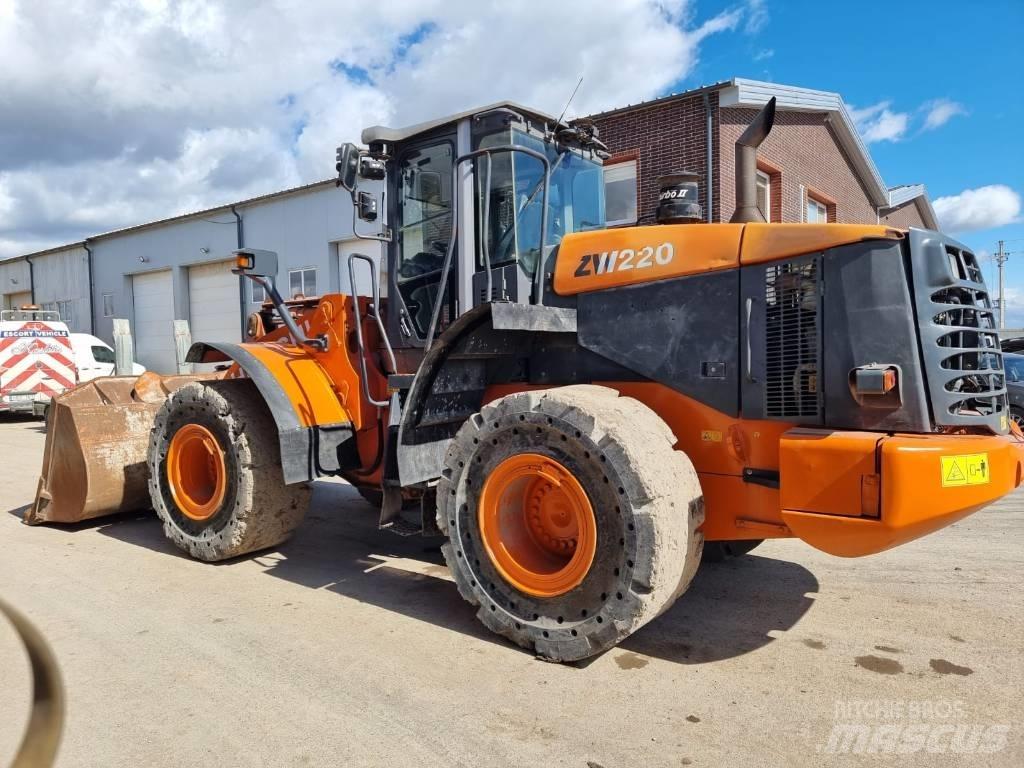 Hitachi ZW 220 Фронтальні навантажувачі