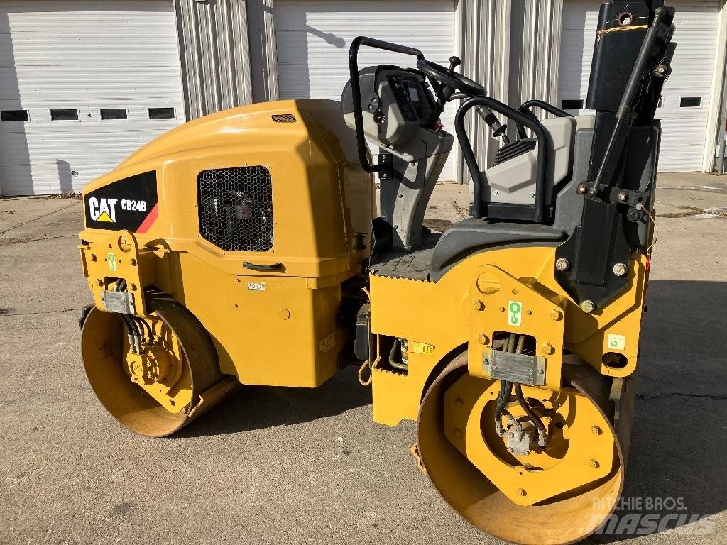 CAT CB 24 B Котки тротуарні