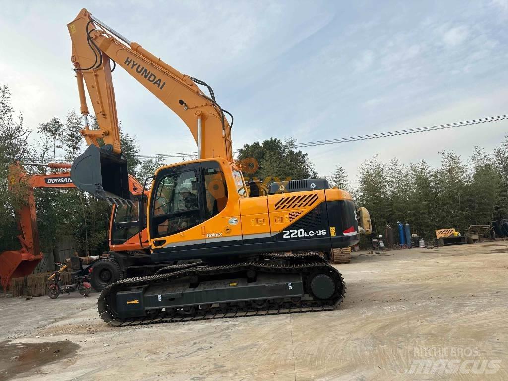 Hyundai R220 Гусеничні екскаватори