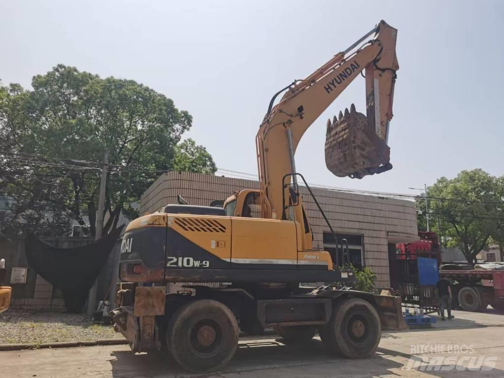 Hyundai R210W-9 Колісні екскаватори