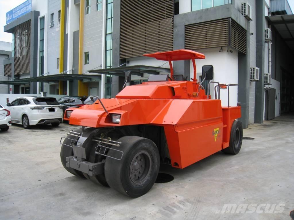 Sakai TZ 701 Пневматичні катки
