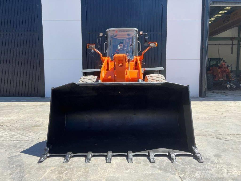 Hitachi LX 210 E Фронтальні навантажувачі