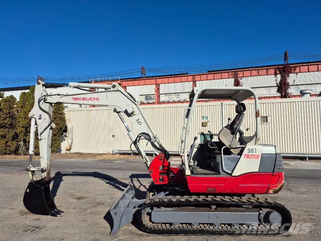 Takeuchi TB 250 Гусеничні екскаватори