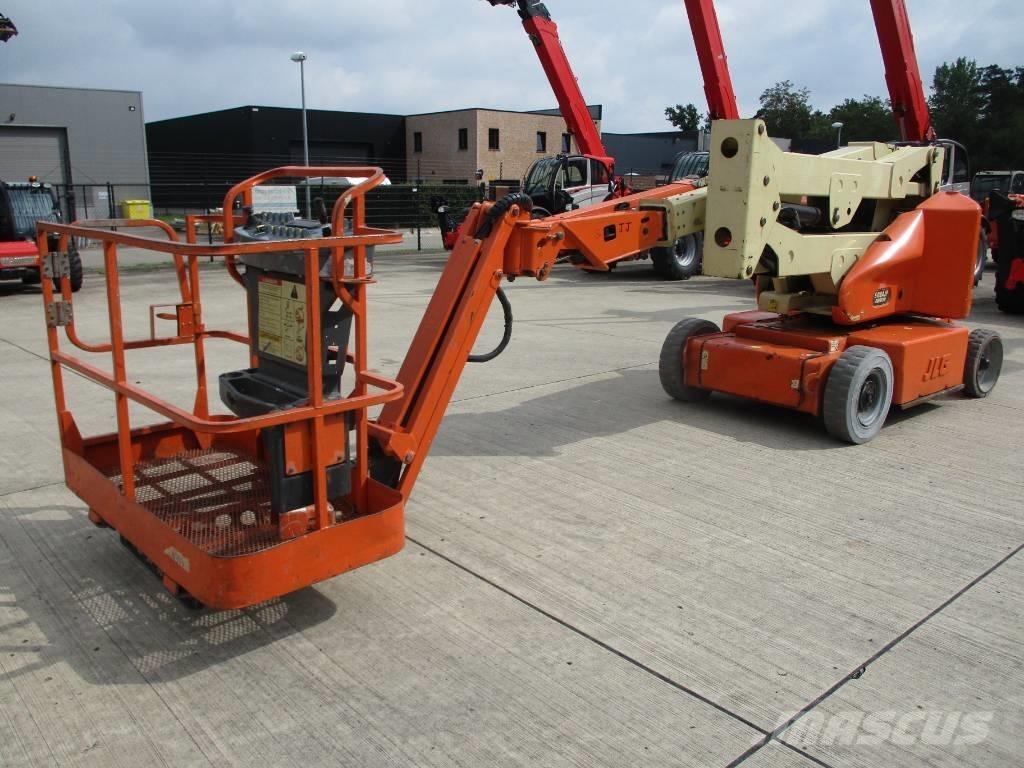 JLG E400 AJPN (048) Компактні самохідні стрілові підйомники