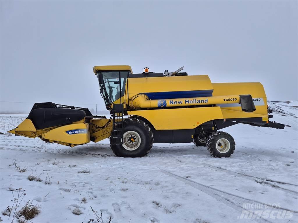 New Holland TC5050 Зернозбиральні комбайни