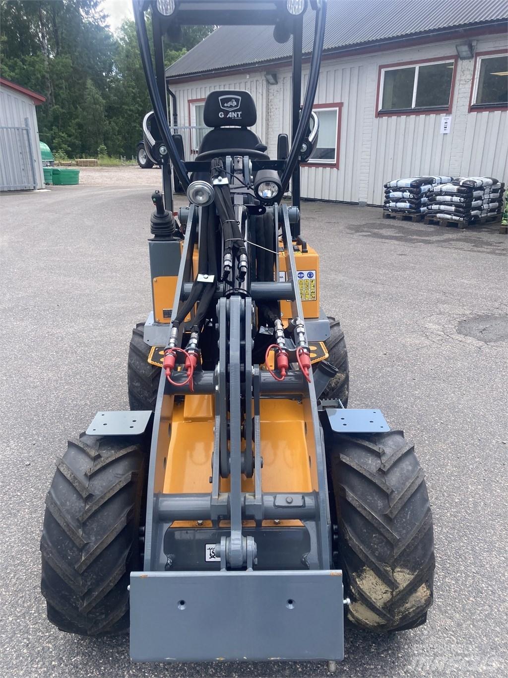 GiANT G1100 Багатофункціональне обладнання для вантажних і землекопальних робіт