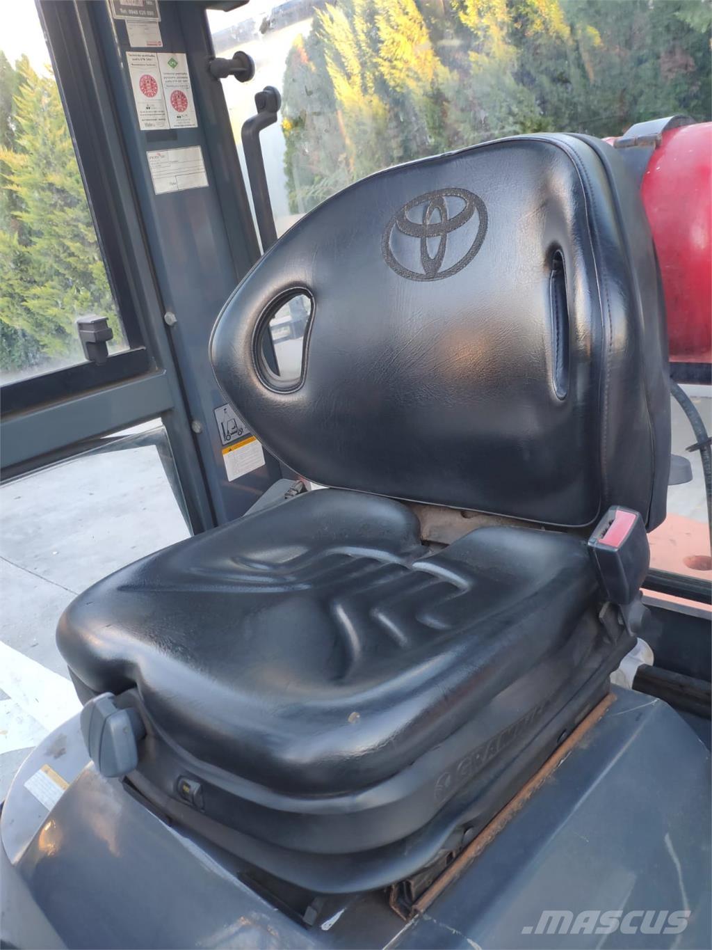 Toyota 7FGF25 Газові навантажувачі