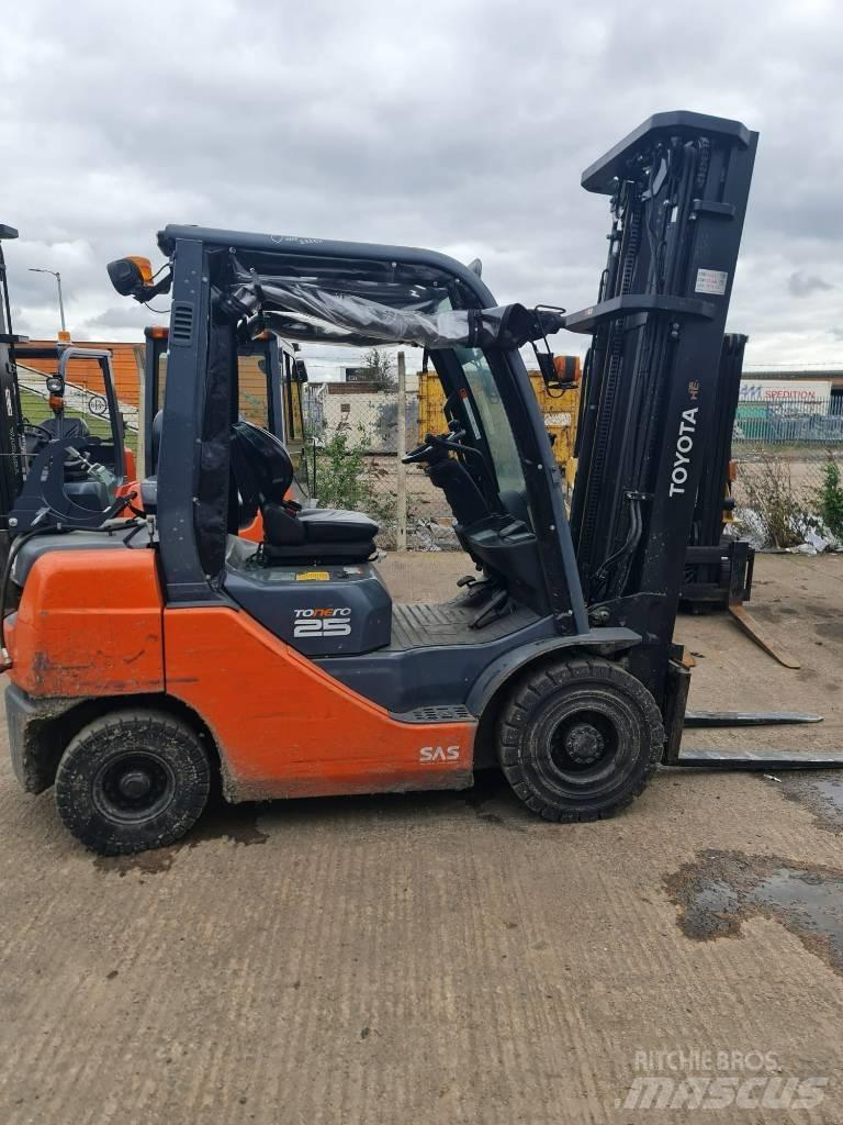 Toyota 02-8 FGF 25 Газові навантажувачі