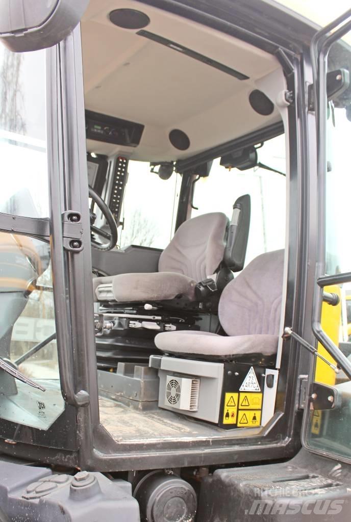 JCB Fastrac 4220 Трактори