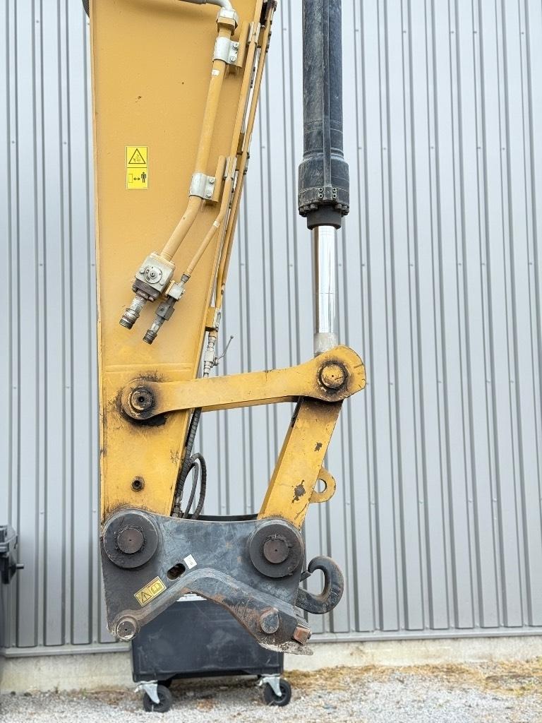 CAT 326 F L Гусеничні екскаватори