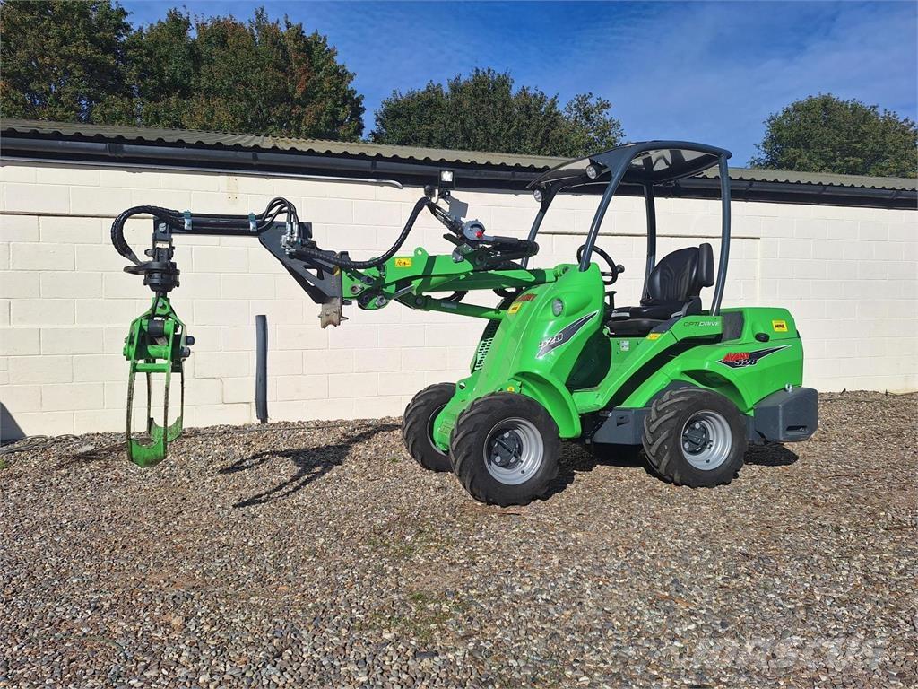 Avant 528 Фронтальні навантажувачі