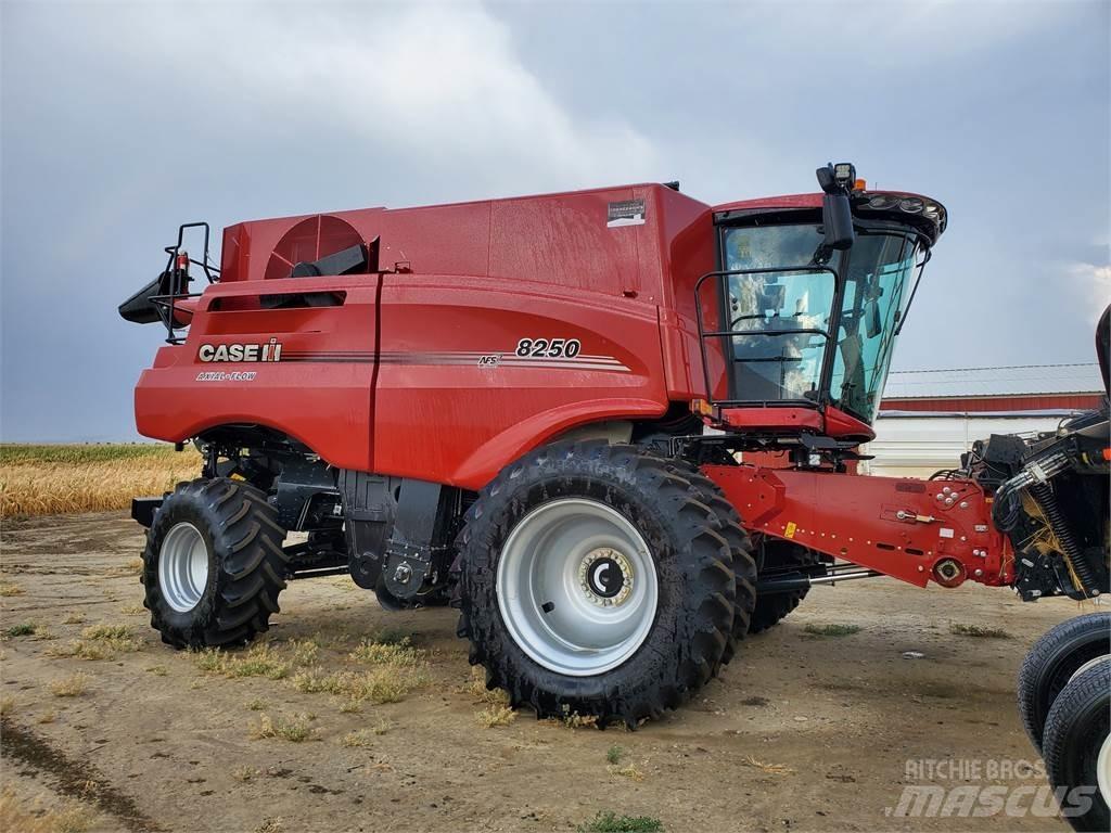 Case IH 8250 Зернозбиральні комбайни