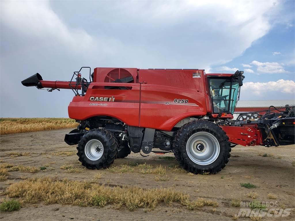 Case IH 8250 Зернозбиральні комбайни