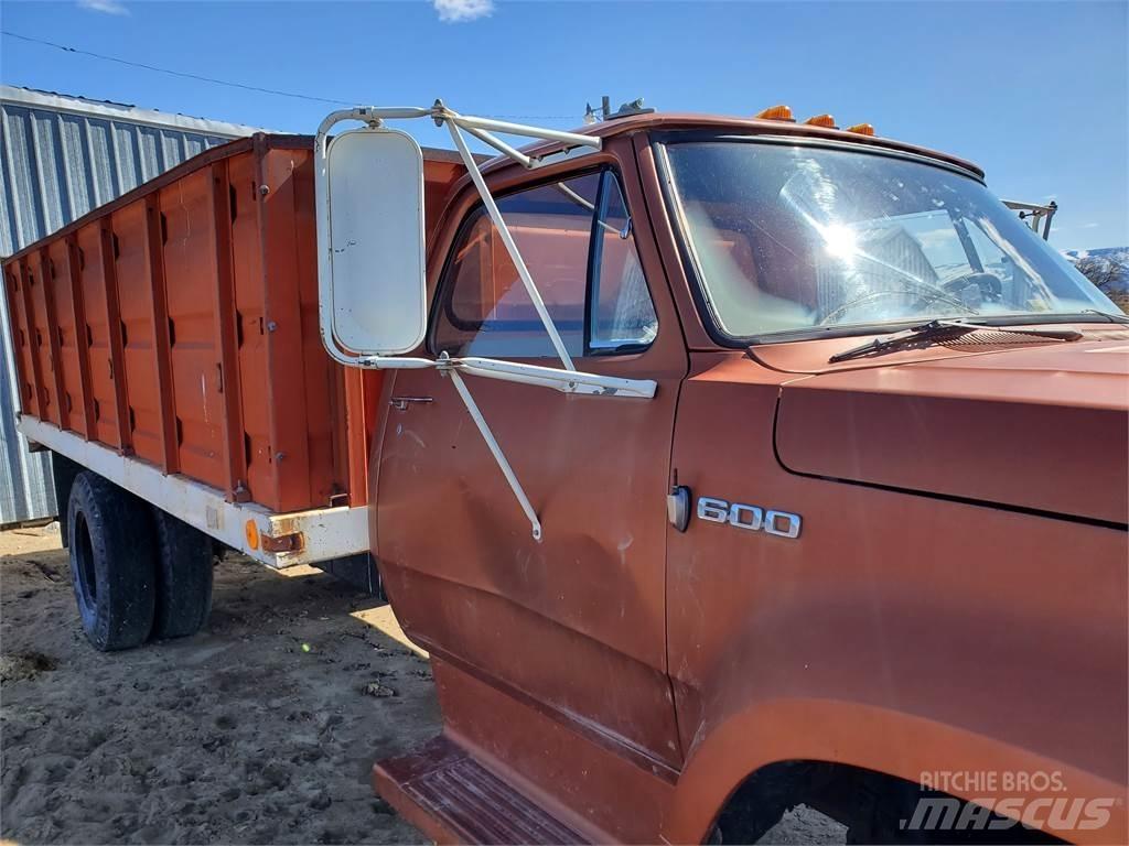 Dodge D600 Вантажівки / спеціальні