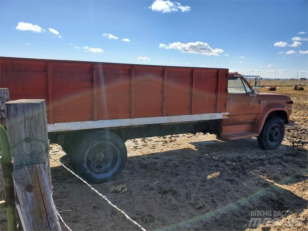 Dodge D600 Вантажівки / спеціальні