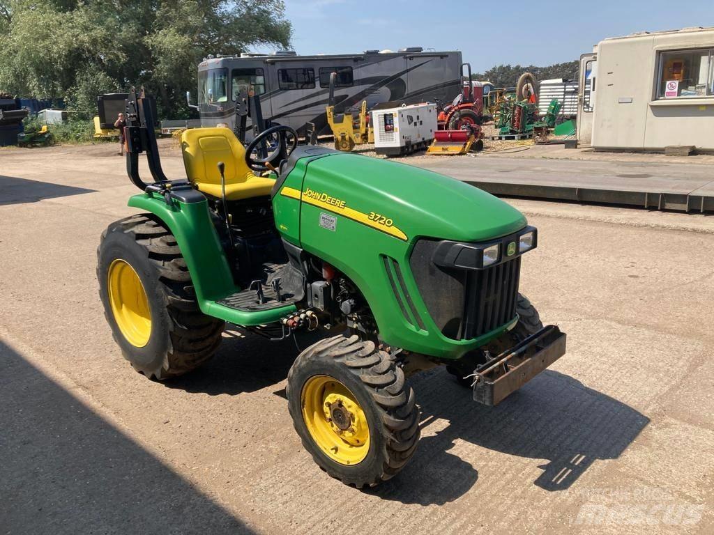 John Deere 3720 Трактори